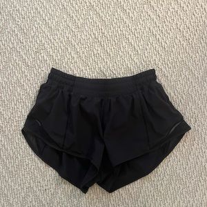 Lululemon hotty hot shorts 2.5 LR